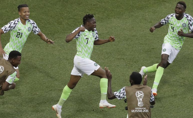 Bintang Nigeria di Piala Dunia 2018, Ahmed Musa Bagi-Bagi Beras Saat Lebaran