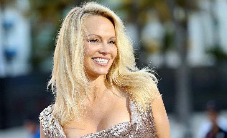 Pamela Anderson Luluh dengan Kebaikan Hati Bek Prancis