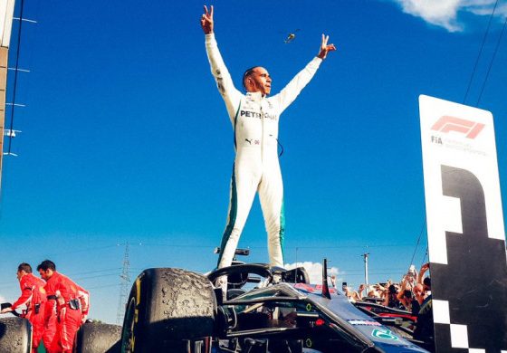 Lewis Hamilton Isi Waktu Masa Jeda Kompetisi sebagai Pemungut Sampah