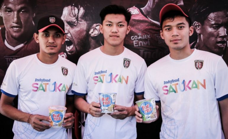 Meriahkan Torch Relay, Pemain Bali United Perkenalkan Pop Mie Edisi Khusus Asian Games