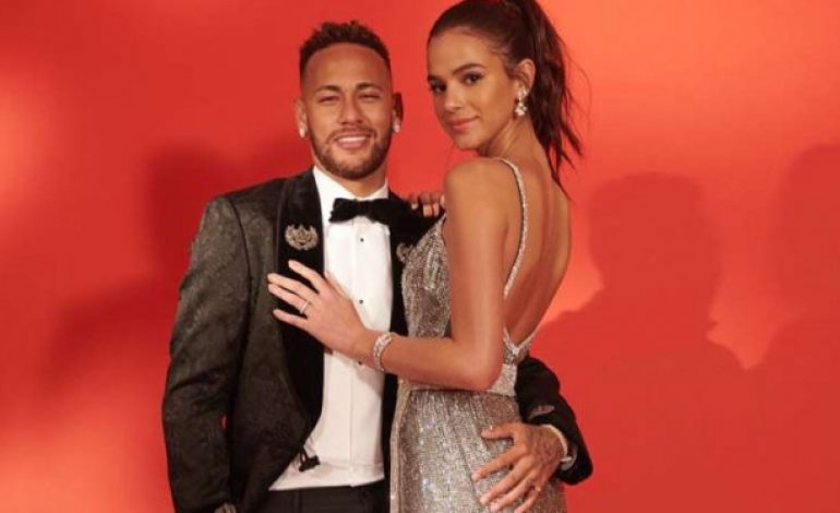 Setelah 6 Tahun Pacaran, Hubungan Neymar dan Model Cantik Kandas