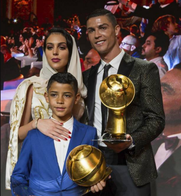 Tampil Cantik Pakai Kerudung, Kekasih Ronaldo Disebut Seperti Ratu