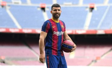Aguero Tolak Pakai Jersey Warisan Messi di Barcelona karena...