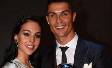 Foto Bareng, Belahan Dada Pacar Ronaldo Bikin Gagal Fokus