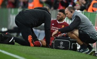 Meski Harus Bersusah Payah Menggunakan Kruk, Oxlade-Chamberlain Tetap Dukung Rekannya di Anfield