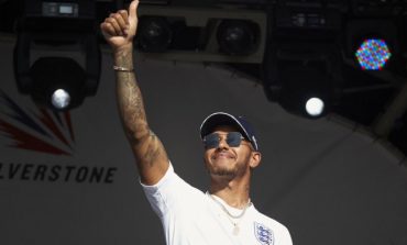 Cuma 30 Menit, Lewis Hamilton Bisa Beli Tiket Musiman Paling Mahal di Premier League!