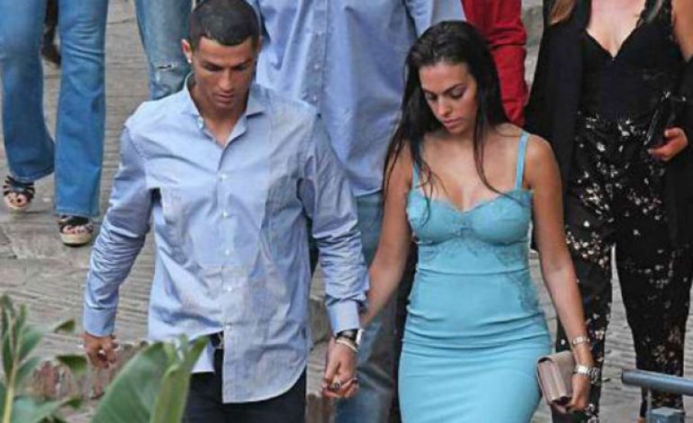 Gila, Ronaldo Tega Lempar Kekasih Seksi ke Laut