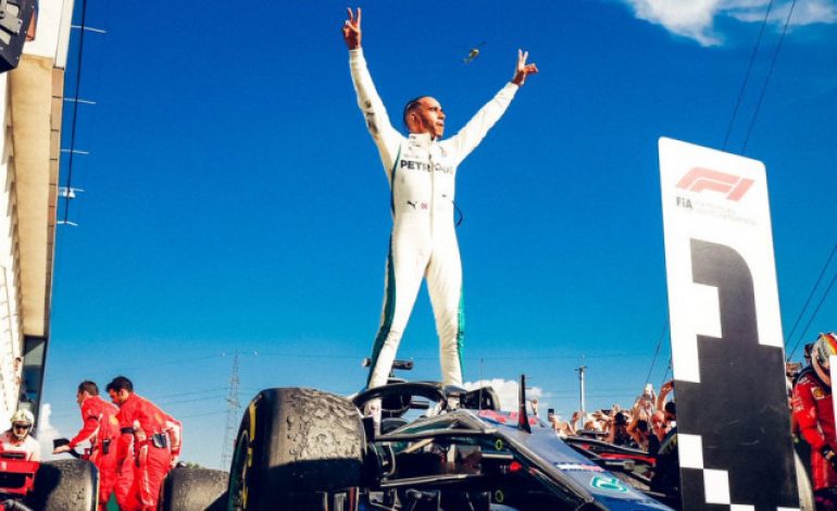 Lewis Hamilton Isi Waktu Masa Jeda Kompetisi sebagai Pemungut Sampah