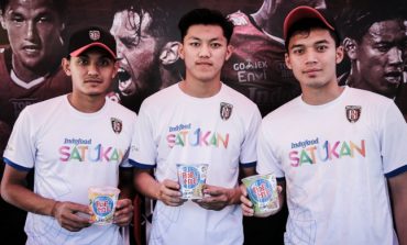 Meriahkan Torch Relay, Pemain Bali United Perkenalkan Pop Mie Edisi Khusus Asian Games