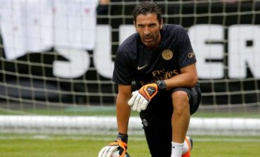 Wah, Buffon Ketahuan Sedang Merokok di Paris