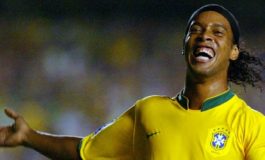 Nostalgia pada Acara Amal, Ronaldinho Malah Permalukan Puyol di Depan Umum