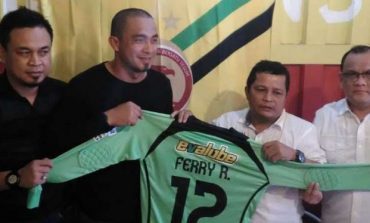 Eks Kiper Timnas Lelang Jersey Bersejarah untuk Bencana Palu