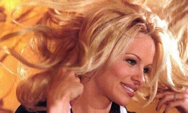 Tepis Isu Perpisahan, Pamela Anderson Dukung Kekasih di Le Classique