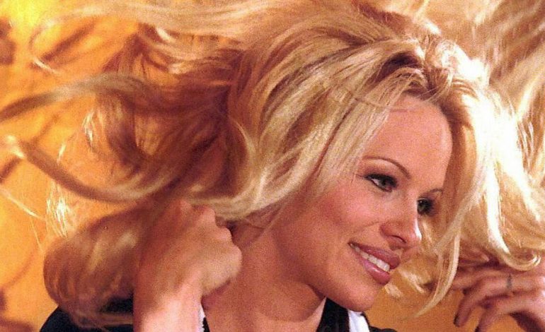 Tepis Isu Perpisahan, Pamela Anderson Dukung Kekasih di Le Classique