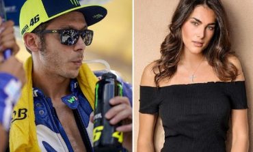 Sweet Banget, Alasan Sang Pacar Dukung Valentino Rossi Tetap Balapan Sampai 2020