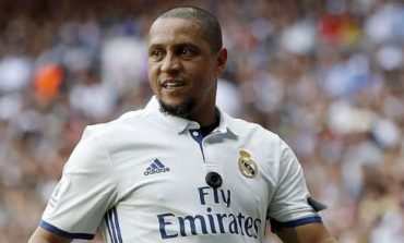 Roberto Carlos Gemparkan Piala AFF