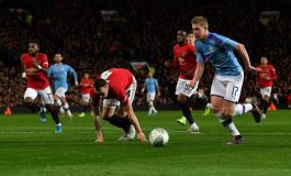 Phil Jones Digocek Kevin De Bruyne, Fans MU: Besok Pensiun Sajalah!