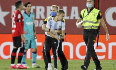 Kelabui Petugas Keamanan, Orang Ini Nyaris Peluk Lionel Messi