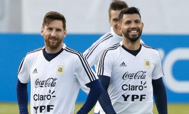 Sergio Aguero Risih Tanggapi Rumor Transfer Lionel Messi