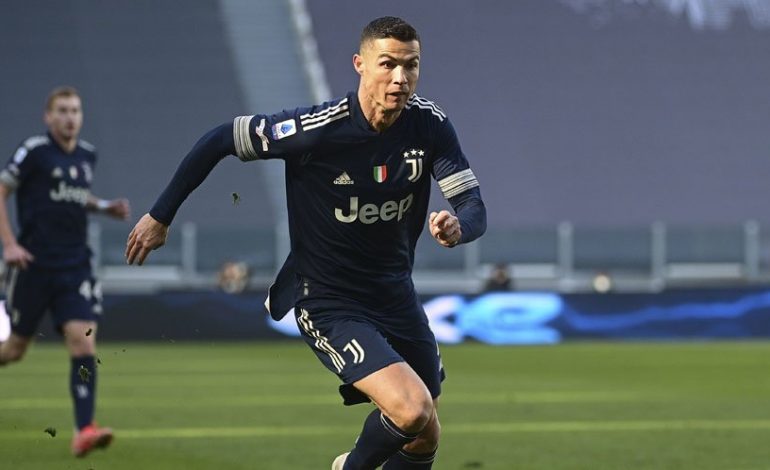 Cetak 770 Goal, Ronaldo Dapat Hadiah Jersey GOAT dari Juventus