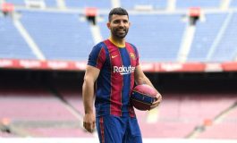 Aguero Tolak Pakai Jersey Warisan Messi di Barcelona karena...