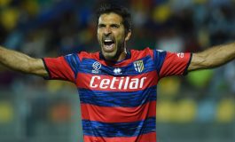 Buffon Tanda Tangani Kontrak Baru Bersama Parma